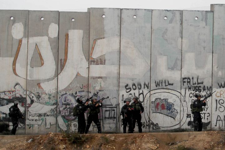 جدل حول استخدام "مكافحة الجدار والاستيطان" بدلا من "مقاومة" في كتاب مدرسي