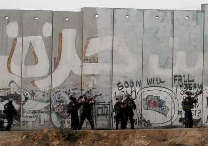 جدل حول استخدام "مكافحة الجدار والاستيطان" بدلا من "مقاومة" في كتاب مدرسي