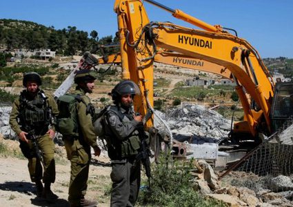 جيش الاحتلال يهدم مغسلة في دير بلوط