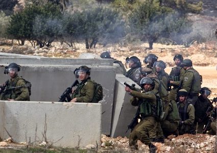 إصابات بمواجهات مع الاحتلال .. اعتقال صحافي والاعتداء على اخر