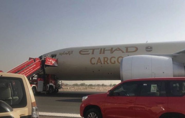 هبوط اضطراري لطائرة إماراتية بعد وفاة قائدها
