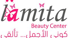 موظفة في مركز تجميل