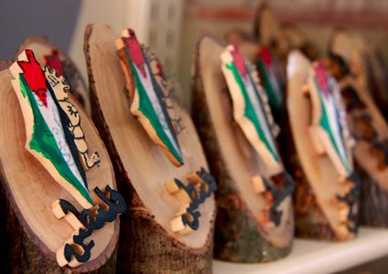 خشب الزيتون.. مصدر الرزق والدفئ للفلسطينيين