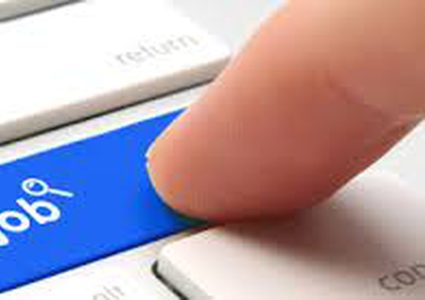 موظفة للعمل في معرض تجارة ملابس