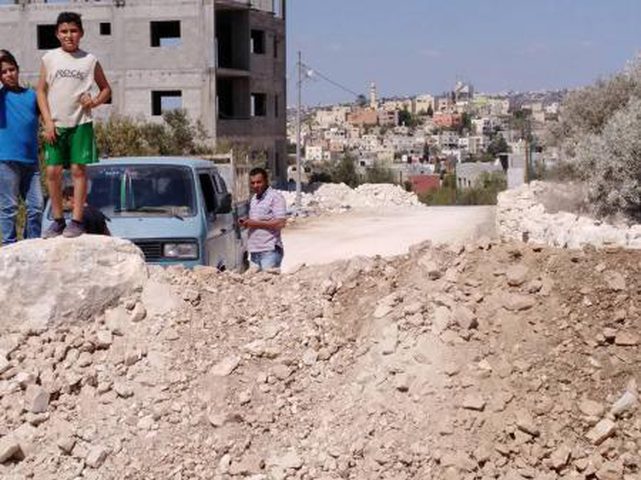الاحتلال يغلق طرق زراعية بسواتر ترابية في كفر اللبد