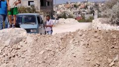 الاحتلال يغلق طرق زراعية بسواتر ترابية في كفر اللبد