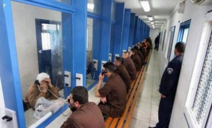 الاحتلال يحرم والدة أسيرين من جنين من زيارتهما لمدة عام