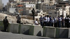 قوات الاحتلال تغلق الشارع الرئيسي قرب مخيم الجلزون والعيسوية