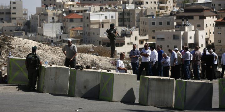 قوات الاحتلال تغلق الشارع الرئيسي قرب مخيم الجلزون والعيسوية