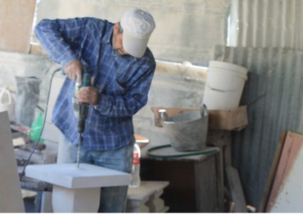 الحاج أبو عماد ... قاهر الصخور ومطوعها إلى منحوتات فنية (صور)