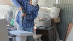 الحاج أبو عماد ... قاهر الصخور ومطوعها إلى منحوتات فنية (صور)