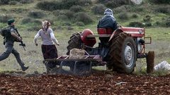 الاحتلال يمنع مزارعي عزون من التوجه لأراضيهم