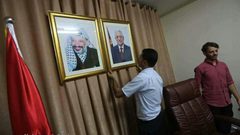 باكورة عهد جديد..رفع صورة الرئيسين عباس وعرفات بغزة