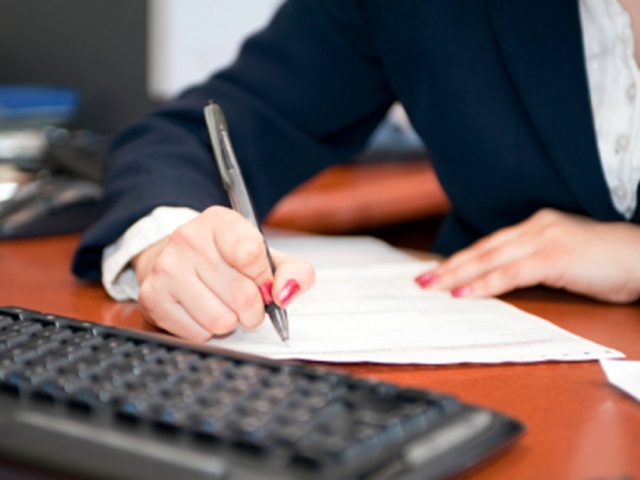 مطلوب سكرتيره طبيه عدد (2) للعمل بدوام جزئي