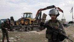 الاحتلال يطارد مزارعي "الرأس الأحمر"