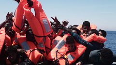 البحرية التونسية تُنقذ 141 مهاجرا