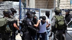 الاحتلال يعتقل مقدسيين ويقتحم حي عين اللوزة بسلوان