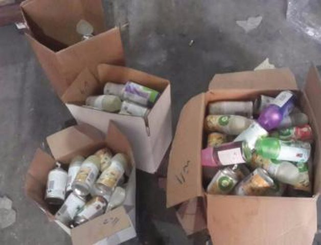 اتلاف مواد تنظيف منتهية الصلاحية في طولكرم (صور)