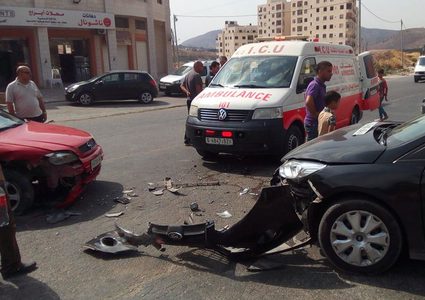 إصابة أربعة مواطنين بجراح في حادث سير في نابلس