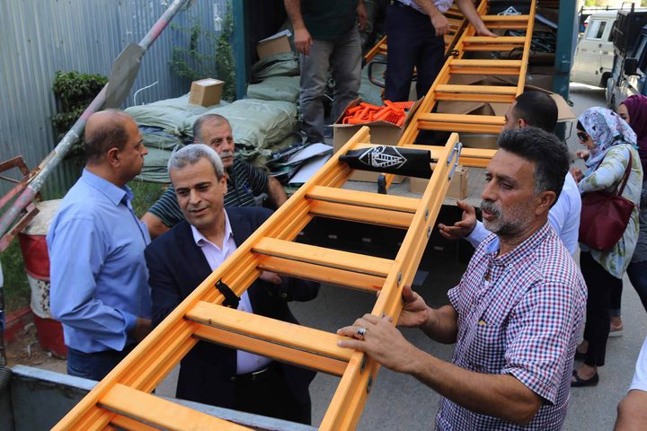 محافظ قلقيلية يسلم أدوات قطف الزيتون لتجمعات سكانية في المحافظة