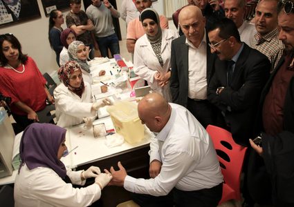 نقابة العاملين في جامعة النجاح تشارك بحملة للتبرع بالدم(صور)