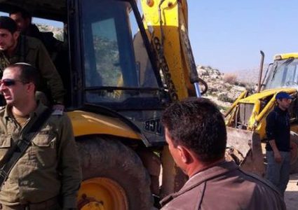 الاحتلال يستولي على معدات بناء بالأغوار