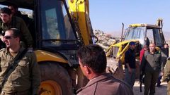 الاحتلال يستولي على معدات بناء بالأغوار
