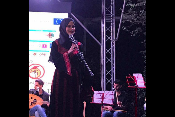 "سلوى المدموج" طفولة عامرةُ بالغناء "فيديو"