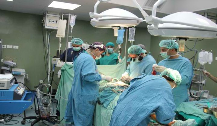 وفد طبي قطري يجري عمليات جراحية في مستشفى بجنين