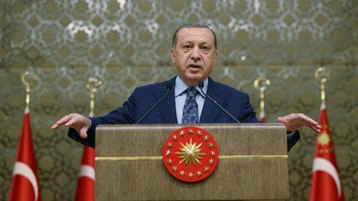 أردوغان يصف قرار أمريكا وقف تأشيرات الأتراك "بالمحزن"