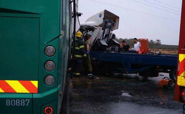 بالفيديو: وفاة مواطن فلسطيني وإصابة (11) مستوطنًا بحادث سير قرب أريحا