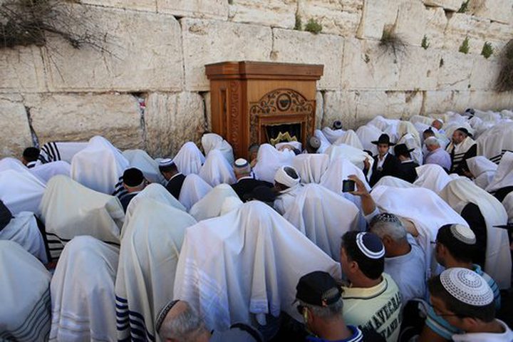 آلاف المستوطنين يؤدون طقوسا تلمودية بساحة البراق