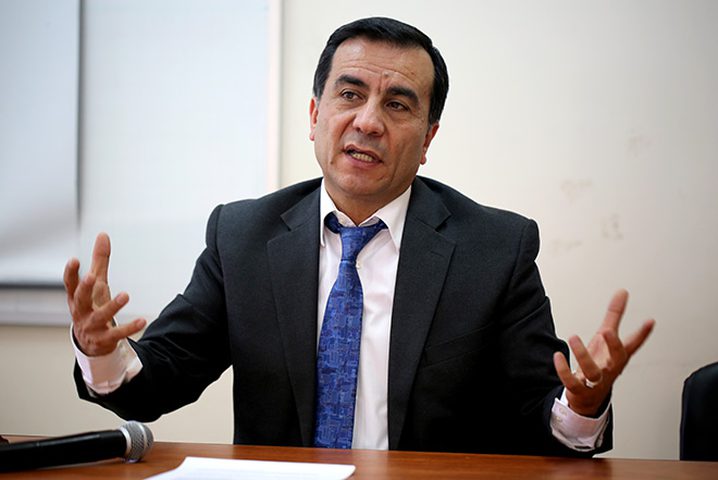 توقيع ديوان "أًصفع وجه السماء وأمضي" للشاعر خالد الحروب