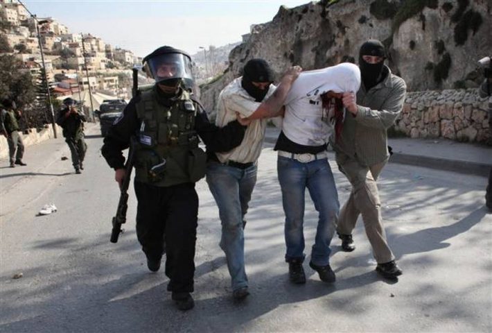 الاحتلال يعتقل فلسطينيين في رهط بزعم نيتهما تنفيذ عملية