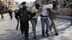 الاحتلال يعتقل فلسطينيين في رهط بزعم نيتهما تنفيذ عملية