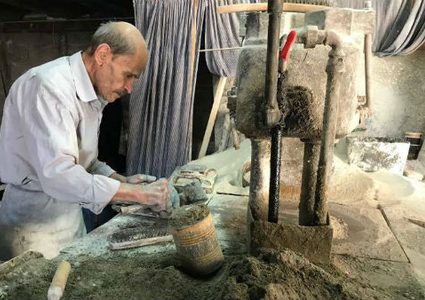 يزيد عمره على (90) عاماً .. مصنع بنابلس يواجه صراع البقاء (فيديو)