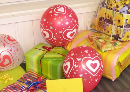 موظفة مبيعات للعمل داخل المعرض