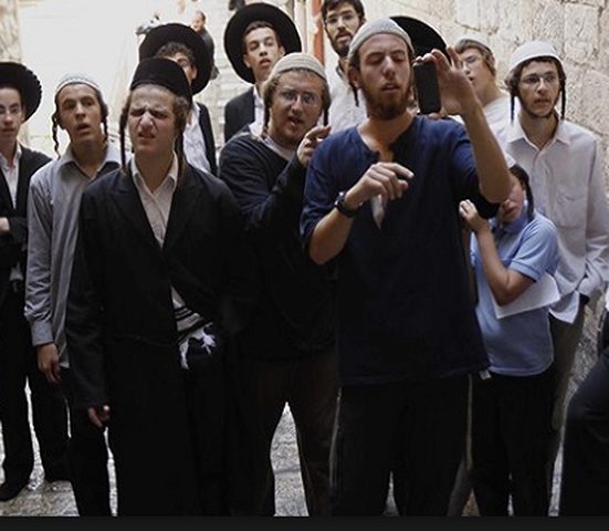مستوطنون يعتدون على ممتلكات المواطنين بالقدس
