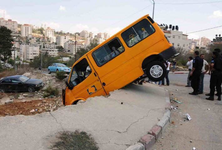 إصابة 5 أشخاص بينهم سيدة حامل بحادث سير