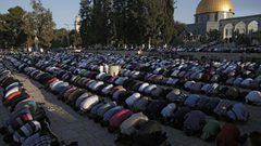 الآلاف يؤدون صلاة الجمعة بالأقصى