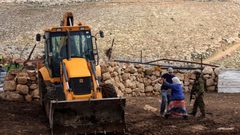 طوباس: الاحتلال يعتقل ثلاثة مزارعين ويستولي على آليات