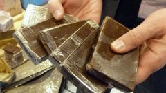 القبض على شخص يبيع المخدرات بضواحي القدس