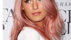 الشعر الزهري الذهبي لإطلالة أنيقة وعصرية