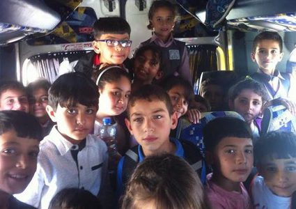 ضبط حافلة بحمولة زائدة بلغت (27) طالبًا