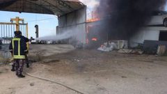 إخماد حريق في محل لصيانة المركبات