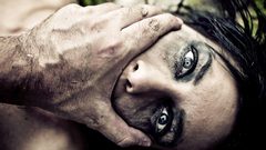 لبنانية تفضح اعتداء جدّها عليها: اغتصبني لـ3 سنوات