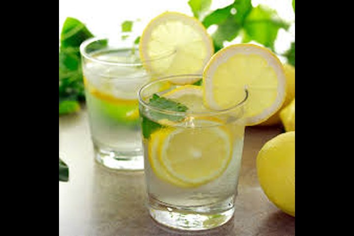 هل شرب الماء بالليمون يقلل الوزن