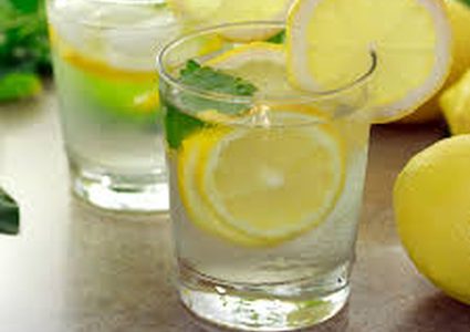 هل شرب الماء بالليمون يقلل الوزن