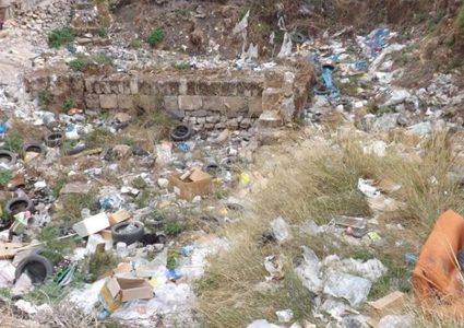 آثار نابلس.... تغمرها أطنان النفايات