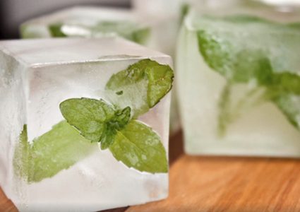 لماذا مكعبات الثلج بيضاء؟ (فيديو)